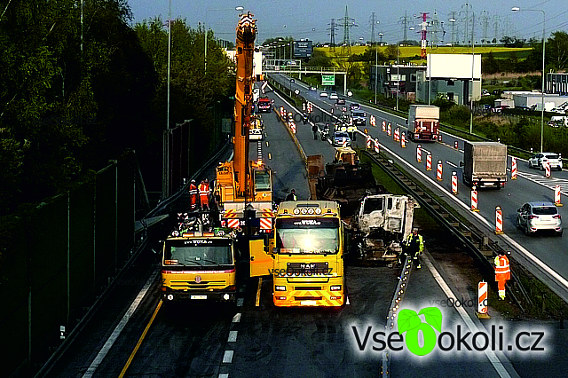 Na pražskýh okruhu se srazil kamion vezoucí tanky s vezeňským autobusem.