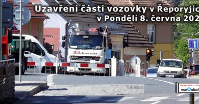Havárie vody v pražských Řeporyjích na hlavní silnici.