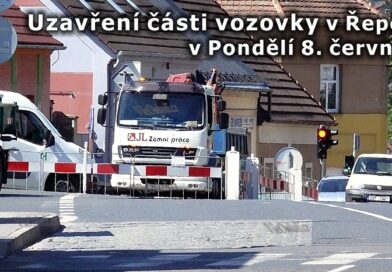 Havárie vody v pražských Řeporyjích na hlavní silnici.